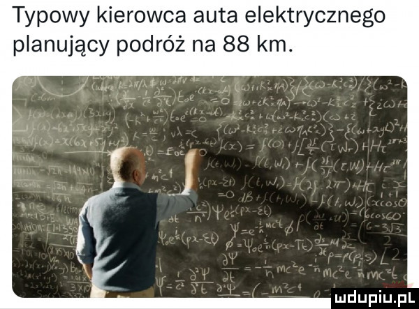 typowy kierowca auta elektrycznego planujący podróż na    km
