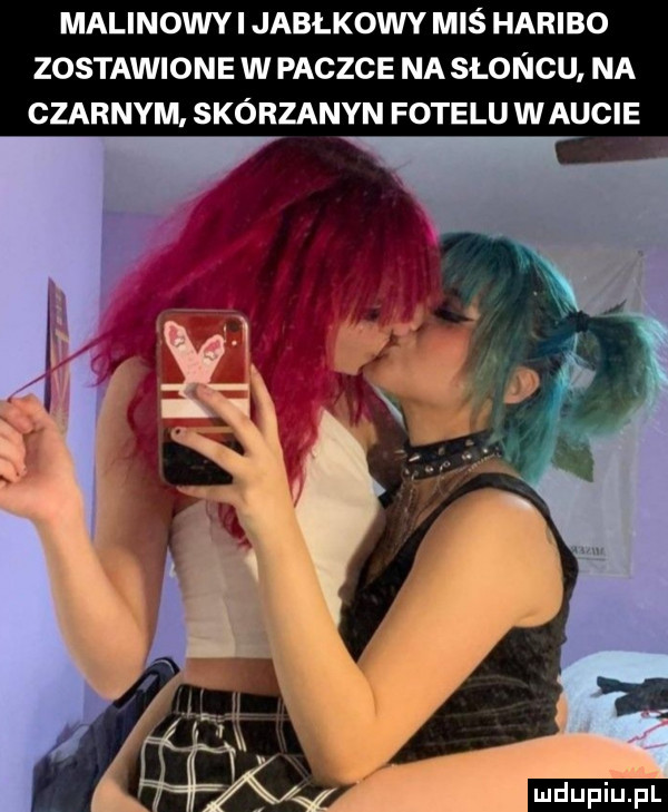 malinowy i jabłkowy miś haribo zostawione w paczce na słońcu na czarnym skórzanyn fotelu wkucie