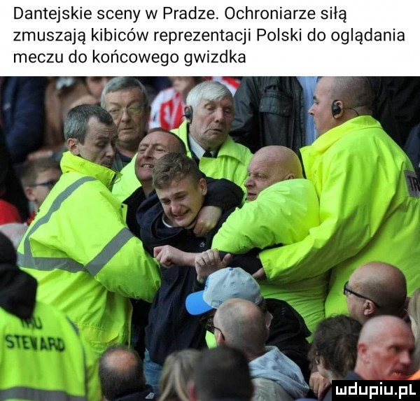 dantejskie sceny w pradze. ochroniarze siłą zmuszają kibiców reprezentacji polski do oglądania meczu do końcowego gwizdka a