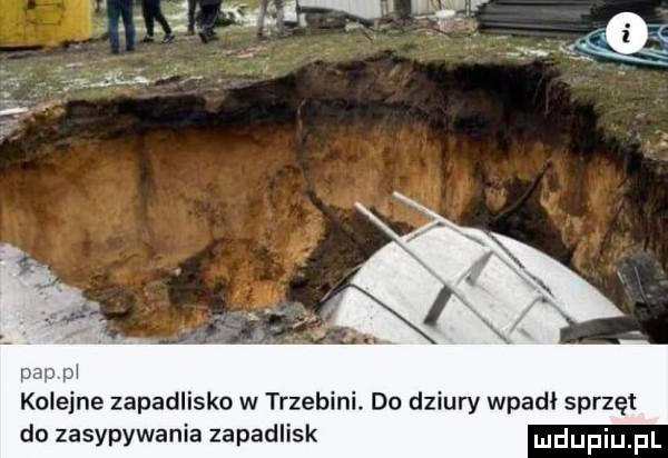 w kolejne zapadlisko w trzebini. do dziury wpadł sprzęt do zasypywania zapadlisk