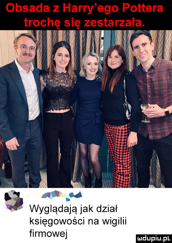 i wyglądająjak dział księgowości na wigilii firmowej