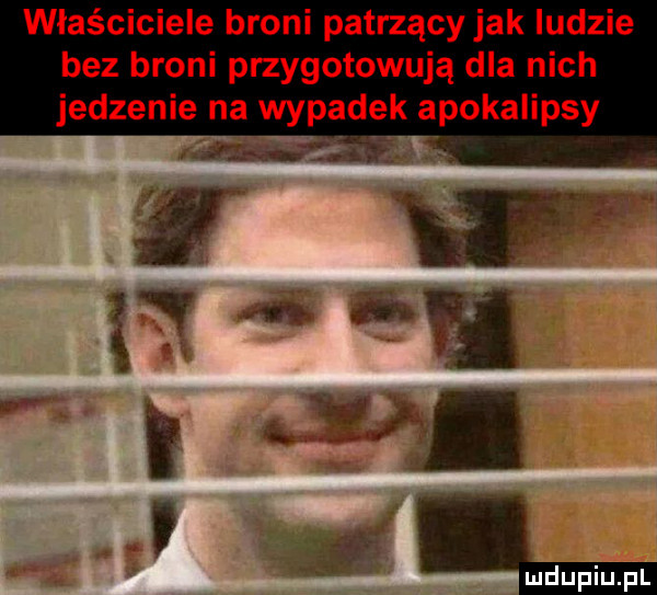 właściciele broni patrzący jak ludzie bez broni przygotowują dla nich jedzenie na wypadek apokalipsy i val