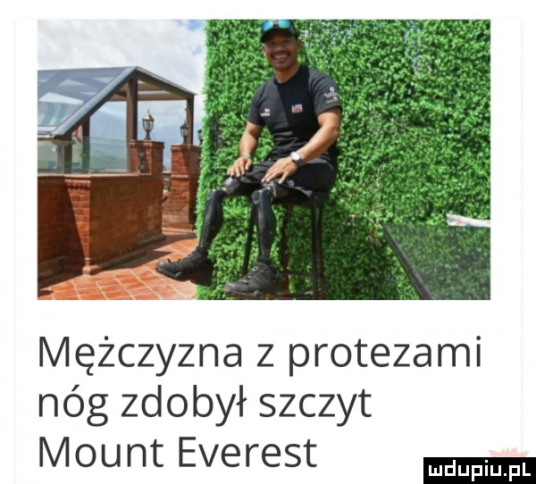 mężczyzna z protezami nóg zdobył szczyt mount everest