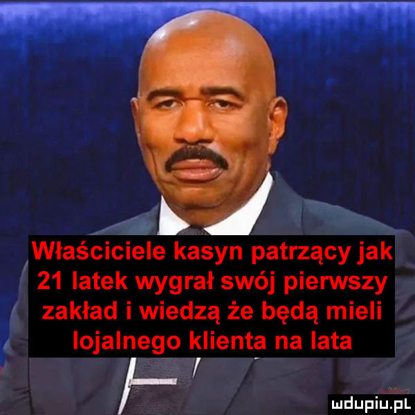 właściciele kasyn patrzący jak    latek wygrał swój pierwszy zakład i wiedzą że będą mieli   iojal nago klienta na lata t