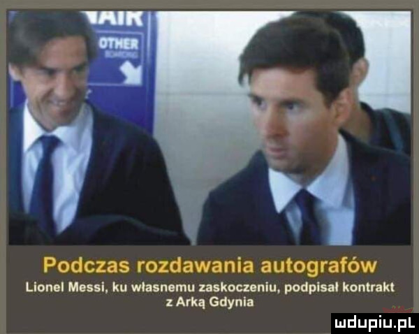 podczas rozdawania autografów lionel musi ku malnumu ulkocunlu. podpluł kontr kt arką gdynia