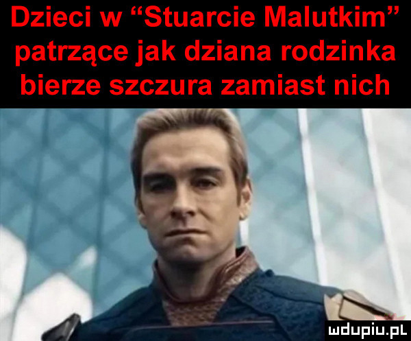dzieci w stuarcie malutkim patrzące jak dziana rodzinka bierze szczura zamiast nich f
