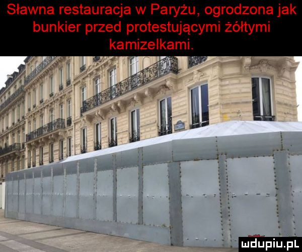 sławna restauracja w paryzu. ogrodzona jak bunkier przed protestującymi żółtymi kamizelkami. i