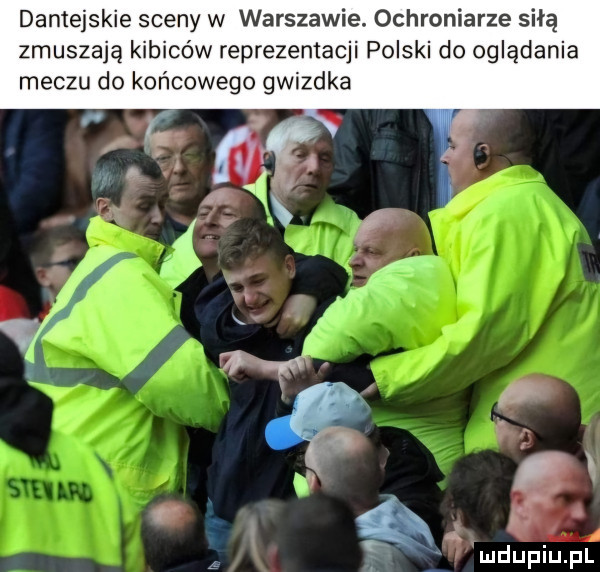dantejskie sceny w warszawie. ochroniarze siłą zmuszają kibiców reprezentacji polski do oglądania meczu do końcowego gwizdka