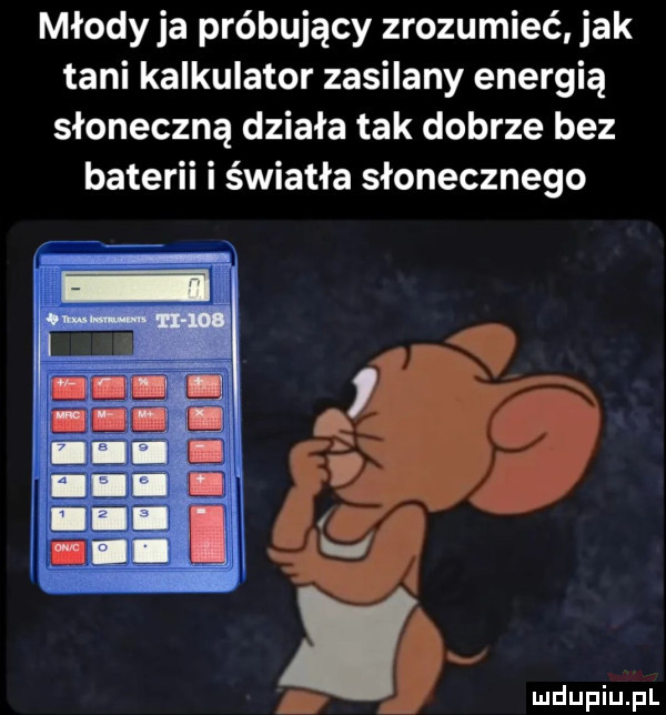 młody ja próbujący zrozumieć jak tani kalkulator zasilany energią słoneczną działa tak dobrze bez baterii i światła słonecznego