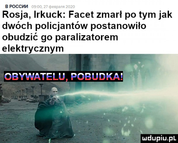 b poccmh rosja irkuck facet zmarł po tym jak dwóch policjantów postanowiło obudzić go paralizatorem elektrycznym n ncl i l i. nru vu. iinll l u i uuu ann