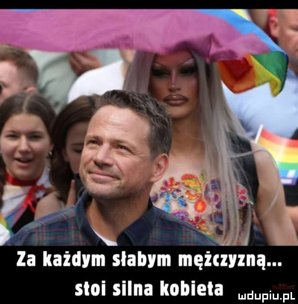 i la każdym slabym mężczyzną. stoi silna kobieta