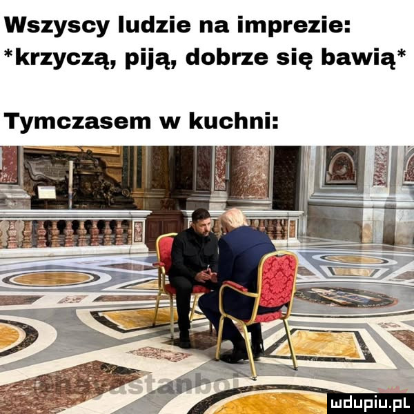 wszyscy ludzie na imprezie krzyczą piją dobrze się bawią tymczasem w kuchni
