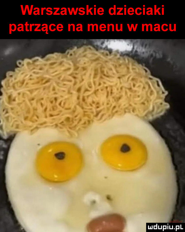 warszawskie dzieciaki patrzące na menu w macu