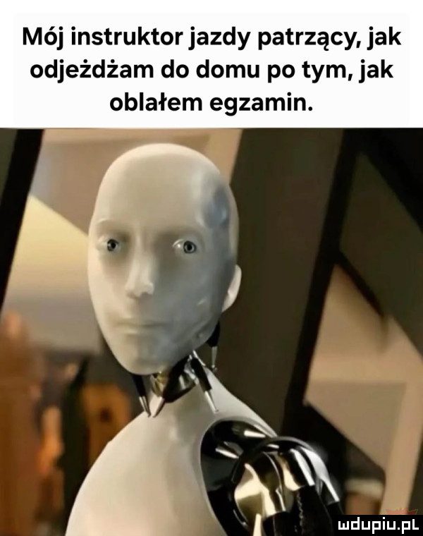 mój instruktorjazdy patrzący jak odjeżdżam do domu po tym jak oblałem egzamin