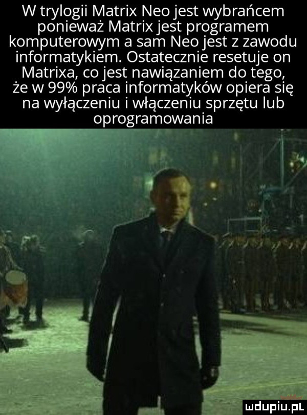 w trylogii matrix neo jest wybrańcem ponieważ matrixjest programem komputerowym a sam neo jest z zawodu informatykiem. ostatecznie resetuje on matrixa cojest nawiązaniem do tego że w    praca informatyków opiera się na wyłączeniu i włączeniu sprzętu lub oprogramowania