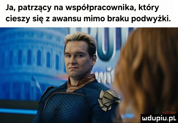 ja patrzący na współpracownika który cieszy się z awansu mimo braku podwyżki