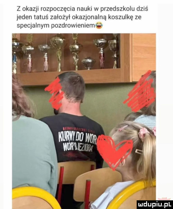 z okazu rozpoczecia nauki w przedszkolu dans eden tatuś zalozy. okazjonalną koszulkę ze speqalnym pozdrowieniema