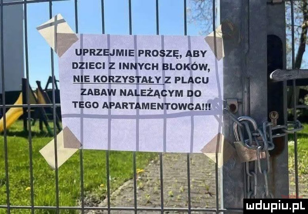 aby dzieci z innych bloków nie korzystały z placu zabaw należącym no tego apartamentowca. abakankami mdupiupf
