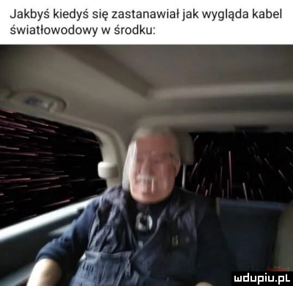 jakbyś kiedyś się zastanawiałjak wygląda kabel światłowodowy w środku. abakankami w i r i
