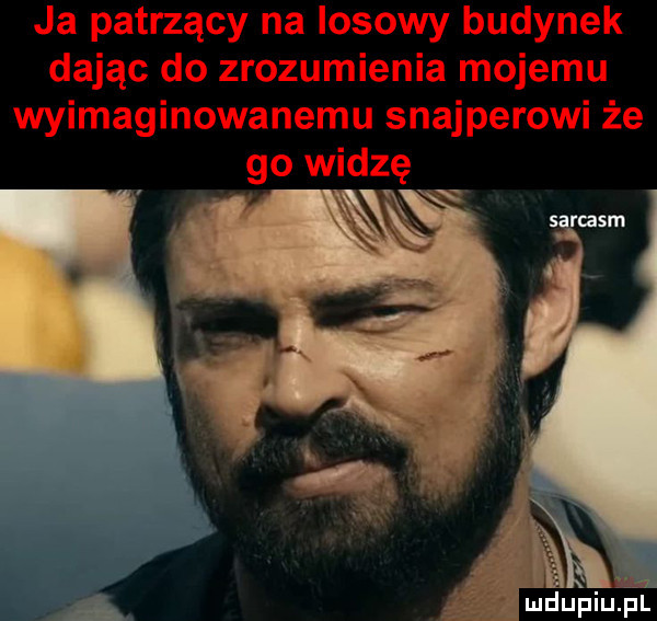 ja patrzący na losowy budynek dając do zrozumienia mojemu wyimaginowanemu snajperowi że go widzę w