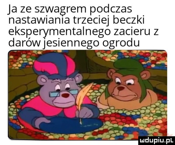 ja ze szwagrem podczas nastawiania trzeciej beczki eksperymentalnego zacieru z darówjesiennego ogrodu