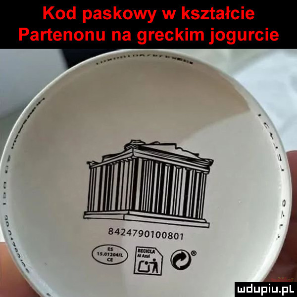 kod paskowy w kształcie partenonu na greckim jogurcie