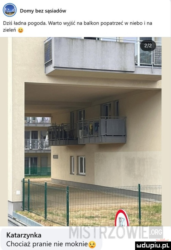 domy bez sąsiadów dziś ładna pogoda. warto wyjść na balkon popatrzeć w niebo i na zieleń katarzynka chociaż pranie nie moknie