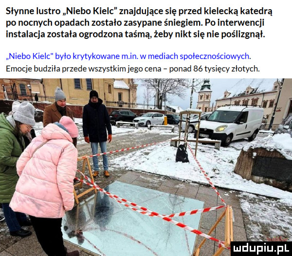 slynne lustro niebo kielc znajdujące się przed kielecką katedrą po nocnych opadach zostalo zasypane śniegiem. po interwencji instalacja została ogrodzona taśmą żeby nikt się nie poślizgnąl. niebo kielc bylo krytykowane min w mediach społecznościowym. emocje budziła przede wszystkim jego cena ponad ae tysięcy złotych