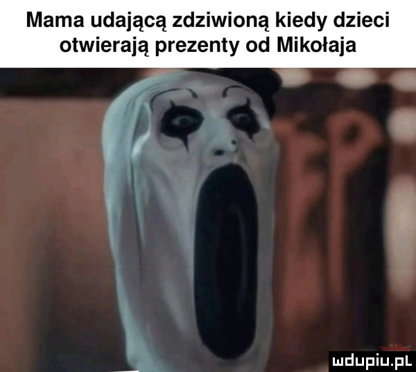 mama udającą zdziwioną kiedy dzieci otwierają prezenty od mikołaja