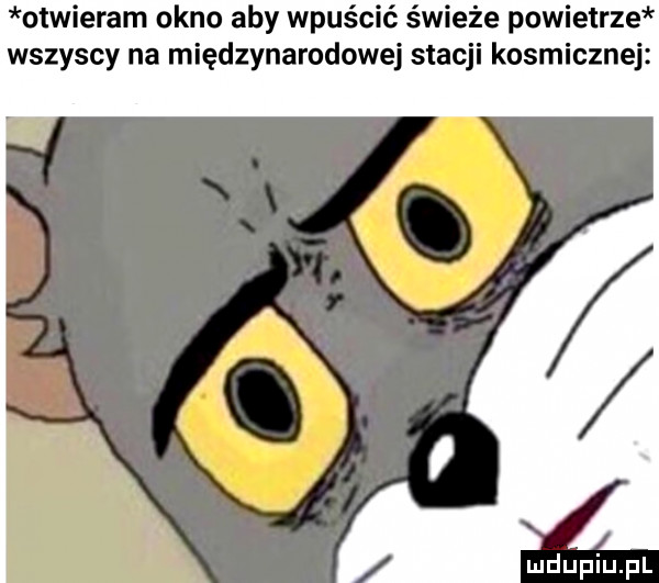 otwieram okno aby wpuścić świeże powietrze wszyscy na międzynarodowej stacji kosmicznej
