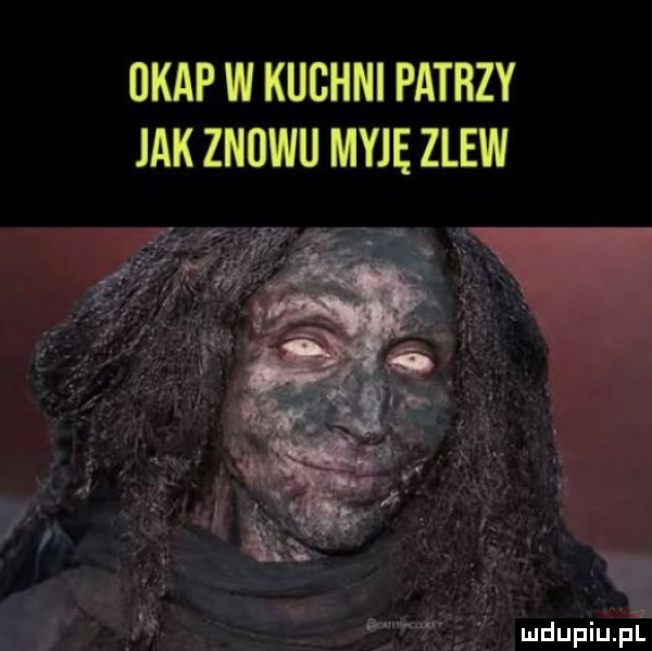 okap w kuchni patrzy jak znowu myje zlew mdupiupl