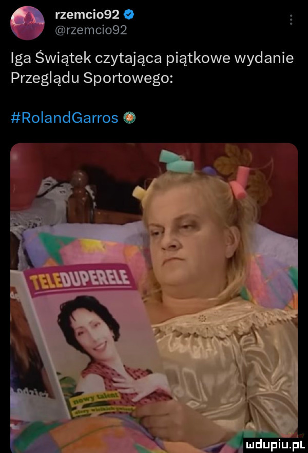 rześci    rzemcio   iga świątek czytająca piątkowe wydanie przeglądu sportowego
