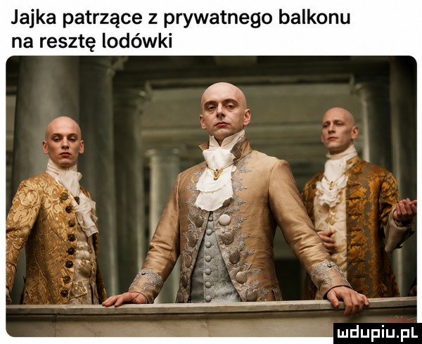 jajka patrzące z prywatnego balkonu na resztę lodówki