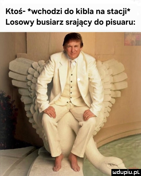 ktoś wchodzi do kibla na stacji losowy busiarz srający do pisuaru. gx f. i. a ludu iu. l