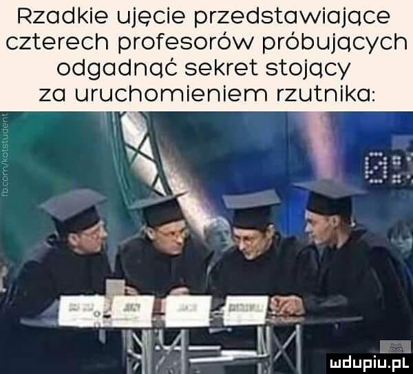 rzadkie ujecie przedstawiające czterech profesorów próbujących odgodnqc sekret stojący zo uruchomieniem rzutniko mdupiupl