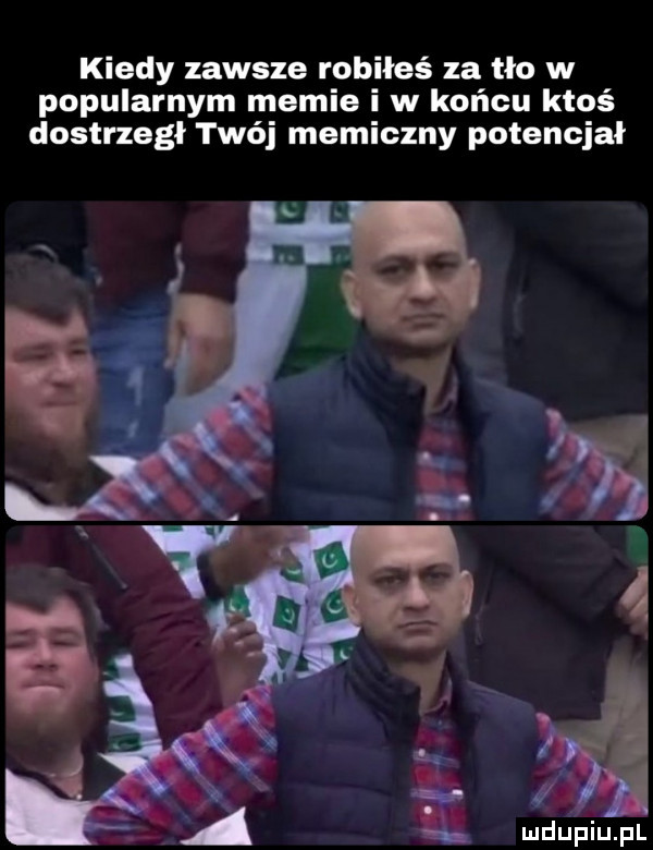 kiedy zawsze robiłeś za tło w popularnym mamie i w końcu ktoś dostrzegł twój memiczny potencjał