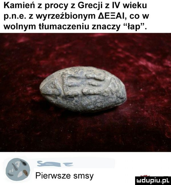 kamień z procy z grecji z iv wieku p n e. z wyrzeźbionym aeeai co w wolnym tłumaczeniu znaczy łap. pien vsze sasy