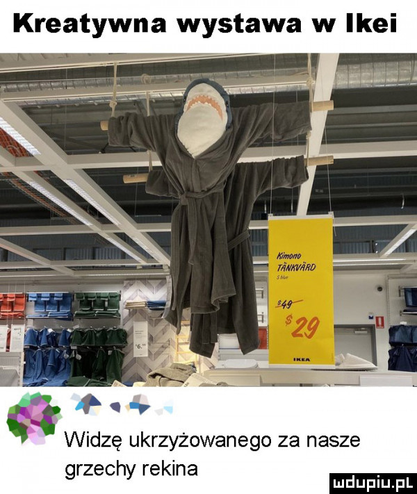 kreatywna wystawa w ikei widzę ukrzyżowanego za nasze grzechy rekina