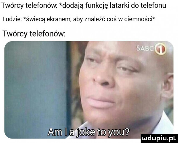 twórcy telefonów dodają funkcję latarki do telefonu ludzie świecą ekranem aby znaleźć coś w ciemności twórcy telefonów a. am i a jak e to y-u