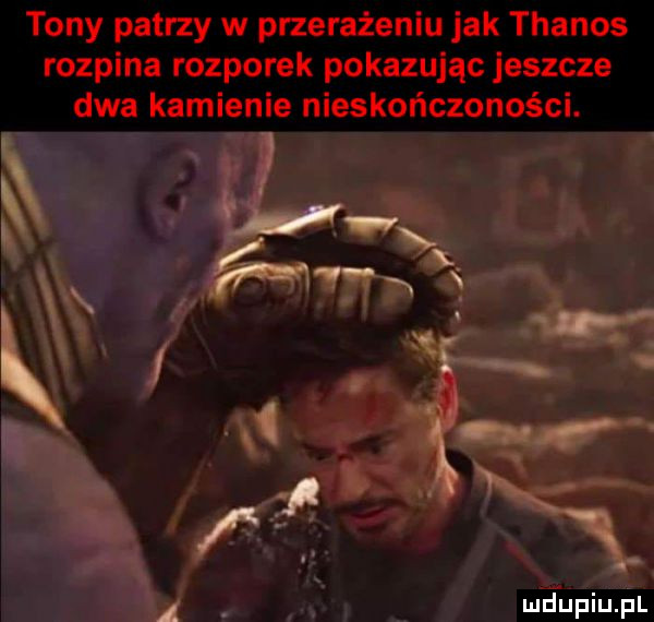 tony patrzy w przerażeniu jak thanos rozpina rozporek pokazując jeszcze dwa kamienie nieskończoności. w mfupiupl