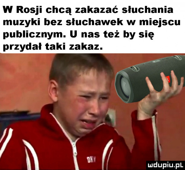 w rosji chcą zakazać sluchania muzyki bez słuchawek w miejscu publicznym. u nas też by się przydał taki zakaz.  . h xx w