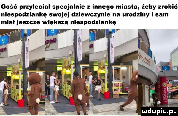 gość przyleciał specjalnie z innego miasta żeby zrobić niespodziankę swojej dziewczynie na urodziny i sam miał jeszcze większą niespodziankę iudupiu pl