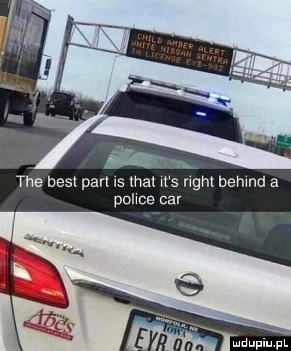 tee best part is trat vat sńriźght belind a police car