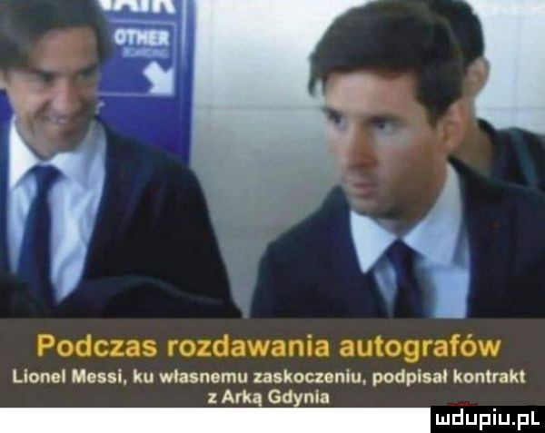 podczas rozdawania autografów lionel maul. ku vin złomu uskocnnlu. podplul kontrakt arlq nl imam