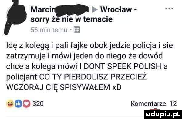 Idę z kolegą i pali fajkę