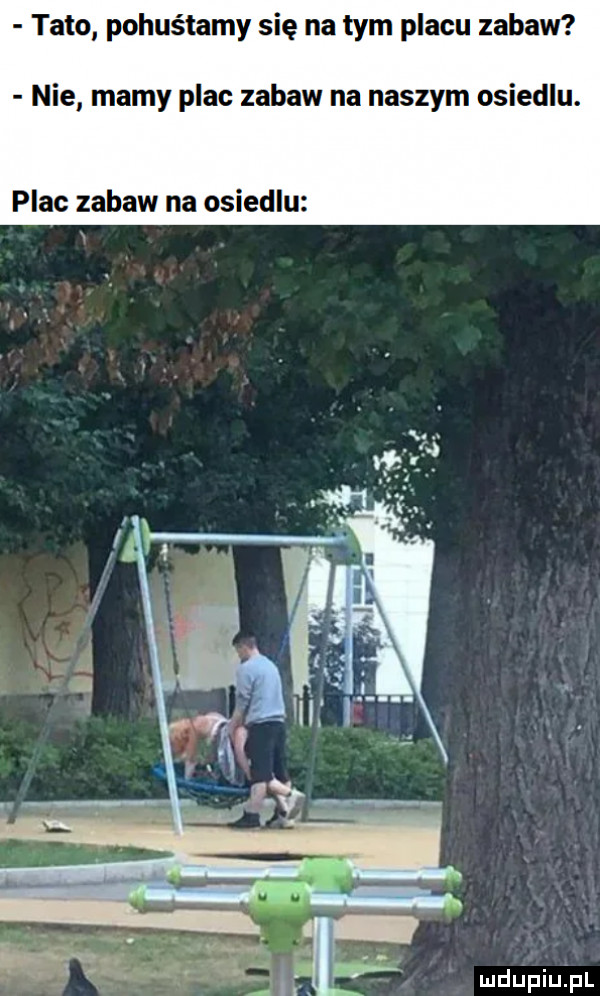 tato pohuśtamy się na tym placu zabaw nie mamy plac zabaw na naszym osiedlu. plac zabaw na osiedlu