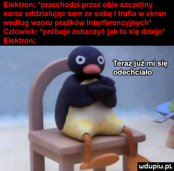 elektron przechodzi przez obie szczeliny naraz oddziałując sam ze sobą i trafia w ekran według wzoru prążków interferencyjnych czlowiek próbuje zobaczyć jak to się dzieje elektron mmama ludu iu. l