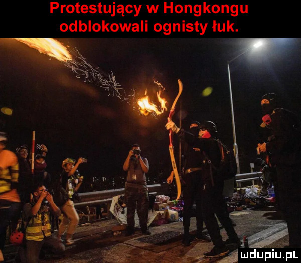 protestujący w hongkongu odblokowali ognisty łuk