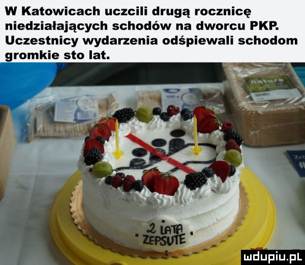 w katowicach uczcili drugą rocznicę niedziałających schodów na dworcu pkp. uczestnicy wydarzenia odśpiewali schodom gromkie sto lat