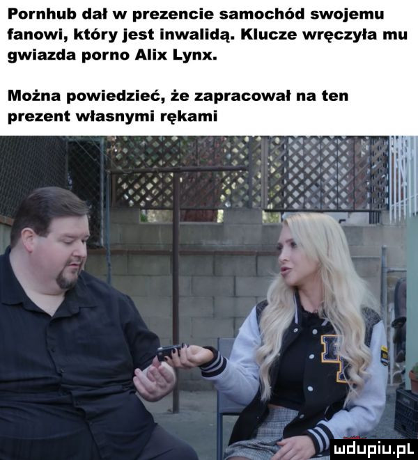 pornhub dal w prezencie samochód swojemu fanowi który jest nwalidą. klucze wręczyła mu gwiazda porno lynx. można pobiedzi ć że zapracowal na ten prezent wlasnyml rękami